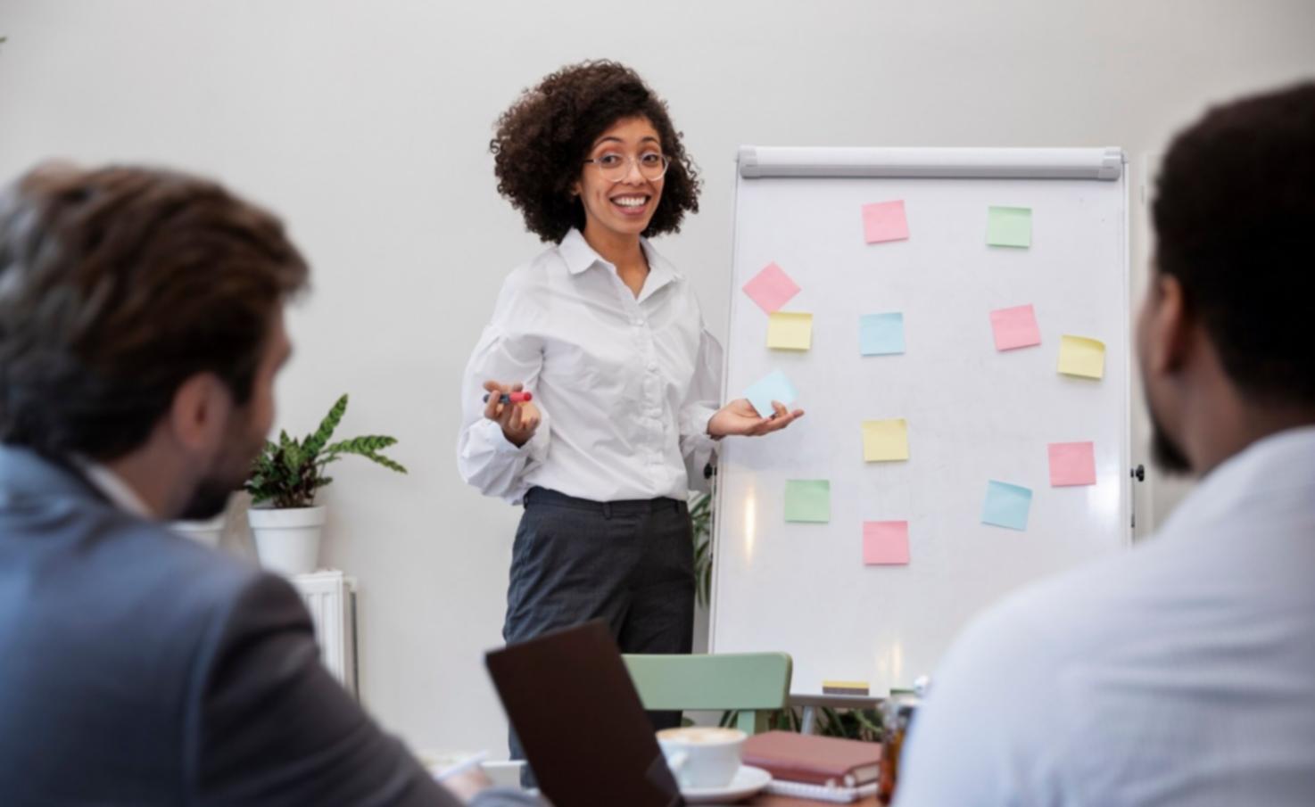 Arbeitsplatz mit Finanzdokumenten und Laptop in professioneller Umgebung